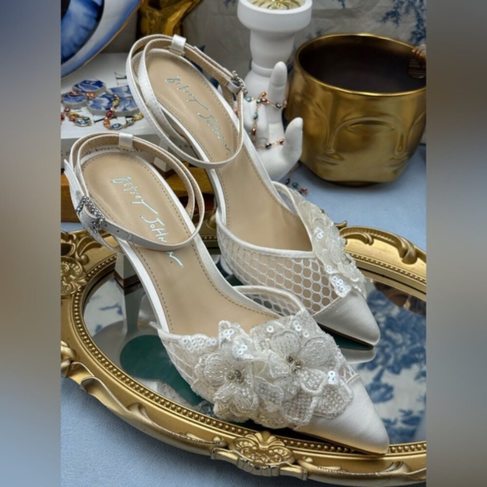 🆕 BETSEY JOHNSON 🧿 NWOB Susie Ivory Mesh Floral Embroidered Pump, Sz US 7 - Picture 7 of 15